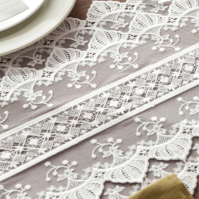 Aretha Lace Table Runner - HomeCozify