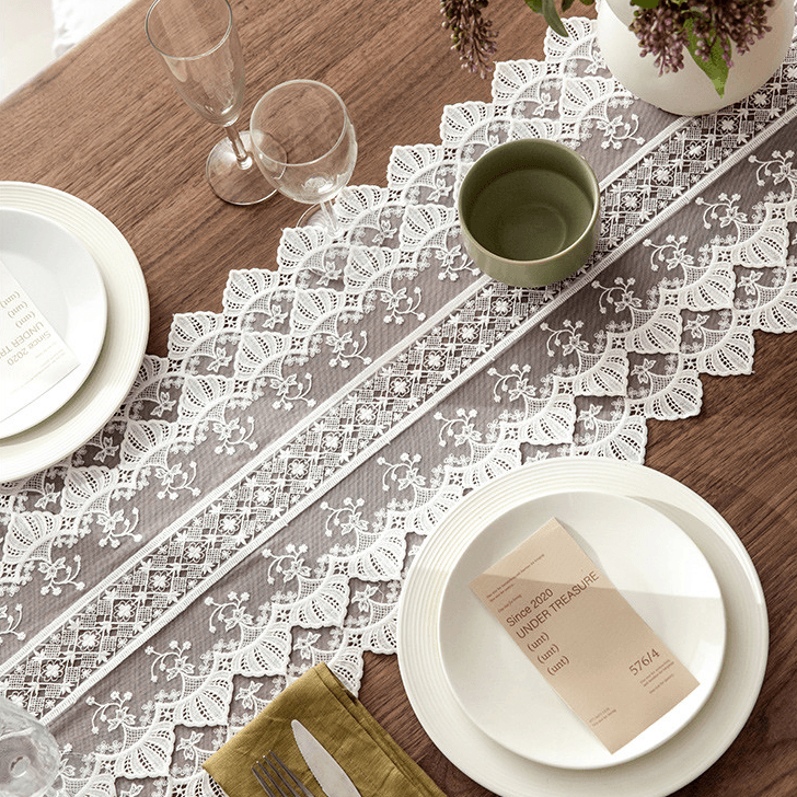 Aretha Lace Table Runner - HomeCozify