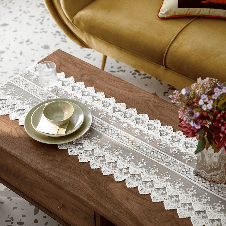 Aretha Lace Table Runner - HomeCozify