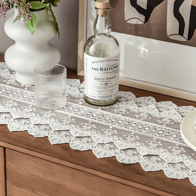 Aretha Lace Table Runner - HomeCozify